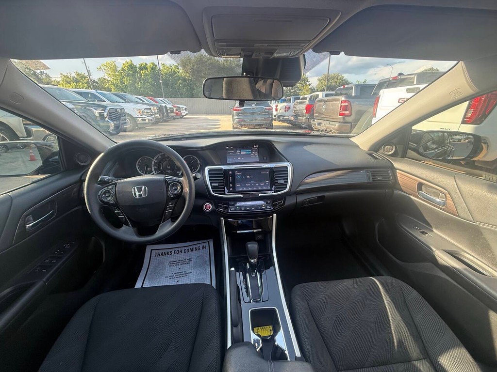 Honda Accord Sedan Vehicle Full-screen Gallery Image 18