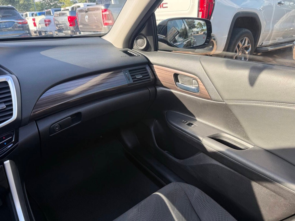 Honda Accord Sedan Vehicle Full-screen Gallery Image 20
