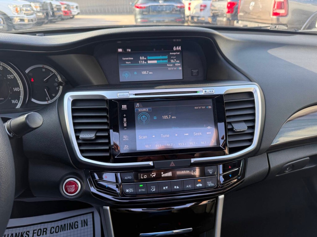 Honda Accord Sedan Vehicle Full-screen Gallery Image 24