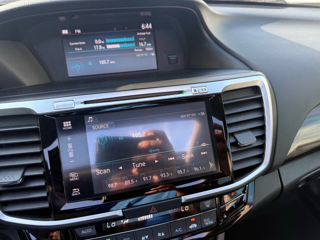 Honda Accord Sedan Vehicle Full-screen Gallery Image 27