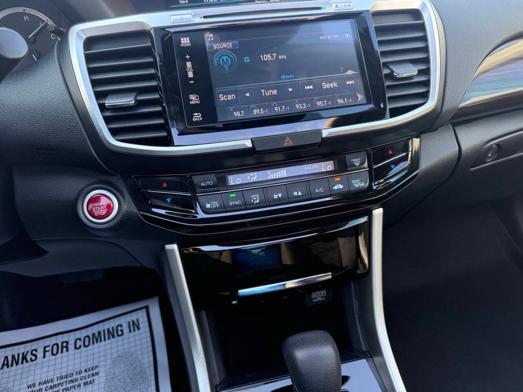 Honda Accord Sedan Vehicle Full-screen Gallery Image 28