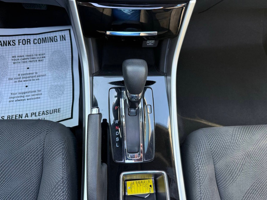 Honda Accord Sedan Vehicle Full-screen Gallery Image 29