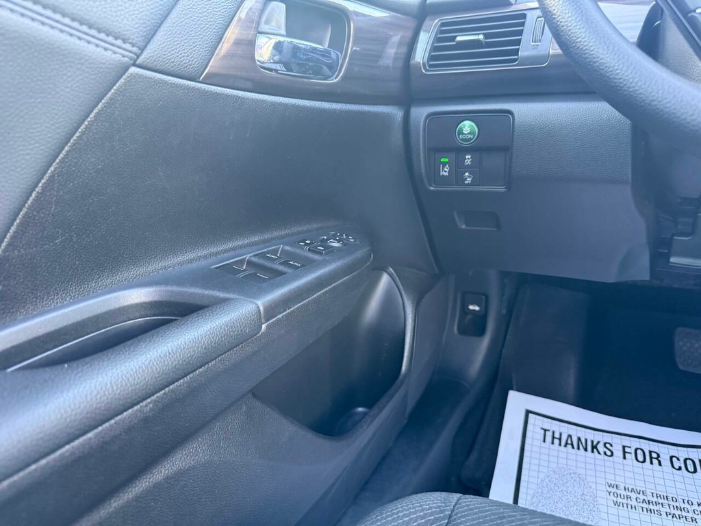 Honda Accord Sedan Vehicle Full-screen Gallery Image 30