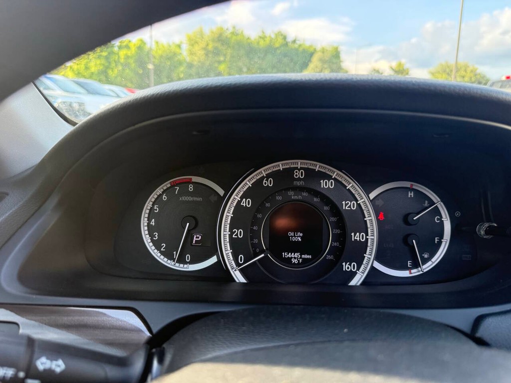 Honda Accord Sedan Vehicle Full-screen Gallery Image 32