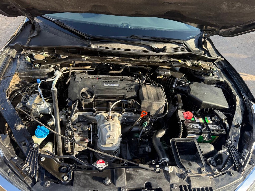 Honda Accord Sedan Vehicle Full-screen Gallery Image 35