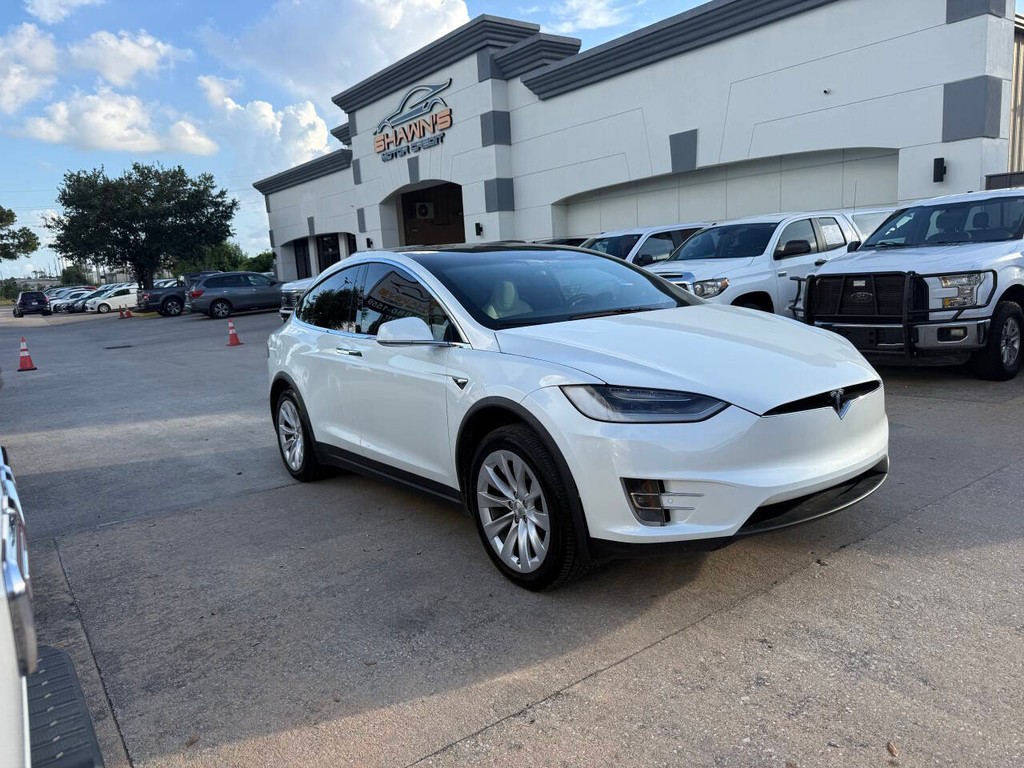 Tesla Model X Vehicle Full-screen Gallery Image 02