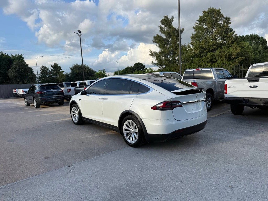 Tesla Model X Vehicle Full-screen Gallery Image 04