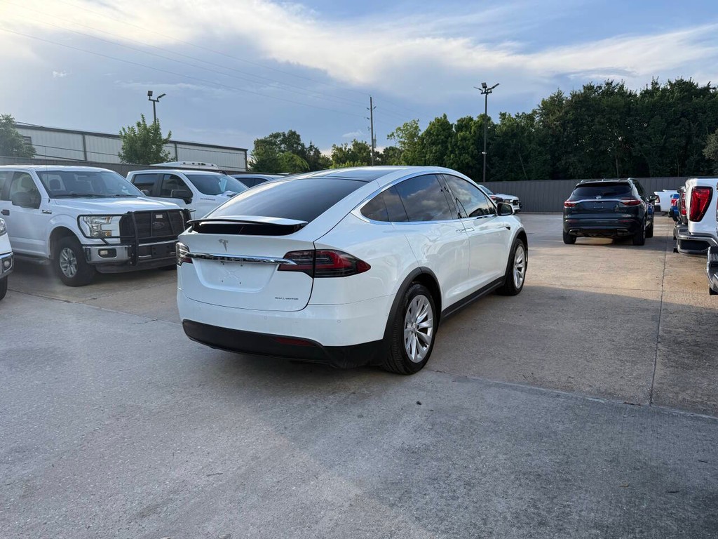 Tesla Model X Vehicle Full-screen Gallery Image 05