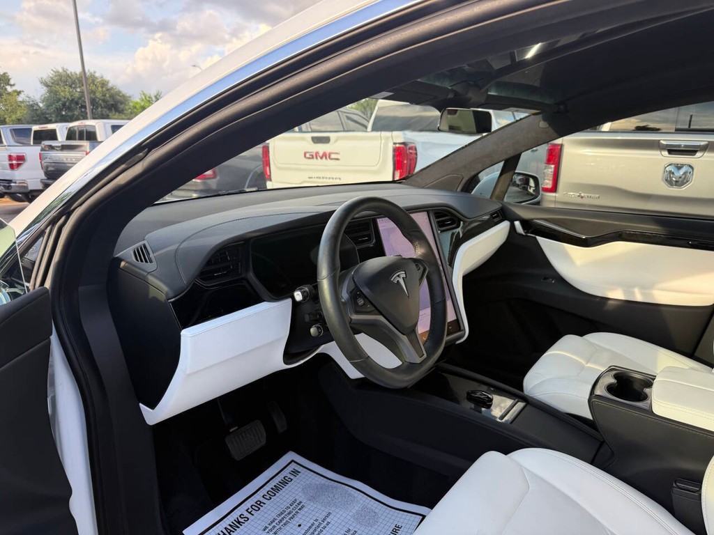 Tesla Model X Vehicle Full-screen Gallery Image 06