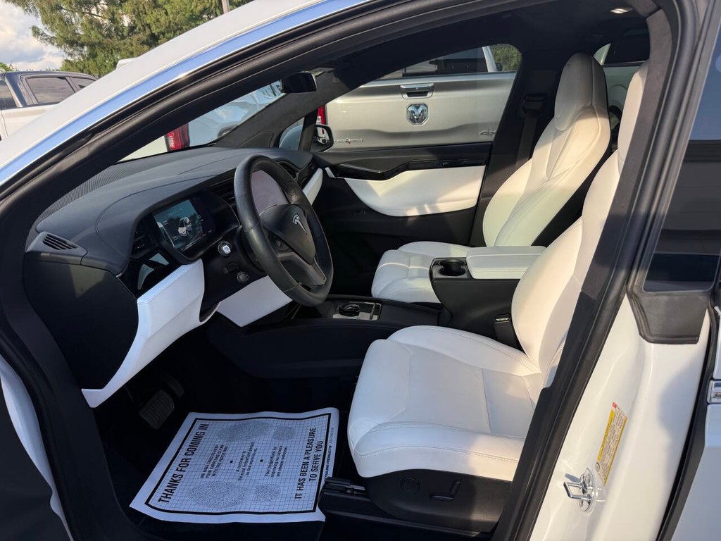 Tesla Model X Vehicle Full-screen Gallery Image 07