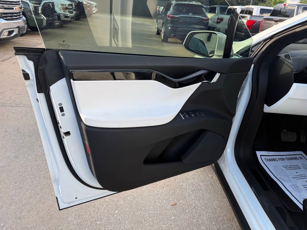 Tesla Model X Vehicle Full-screen Gallery Image 08