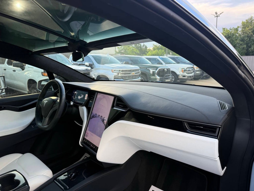 Tesla Model X Vehicle Full-screen Gallery Image 09