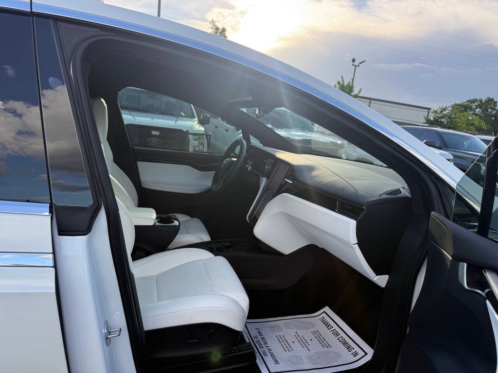 Tesla Model X Vehicle Full-screen Gallery Image 10