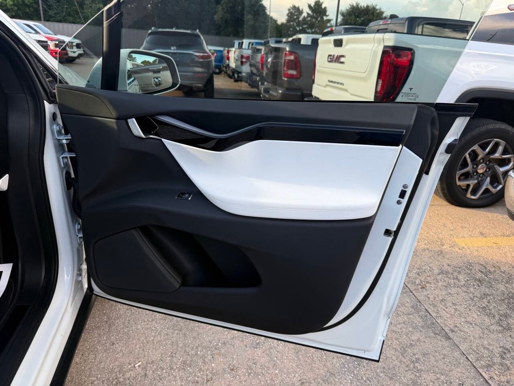Tesla Model X Vehicle Full-screen Gallery Image 11