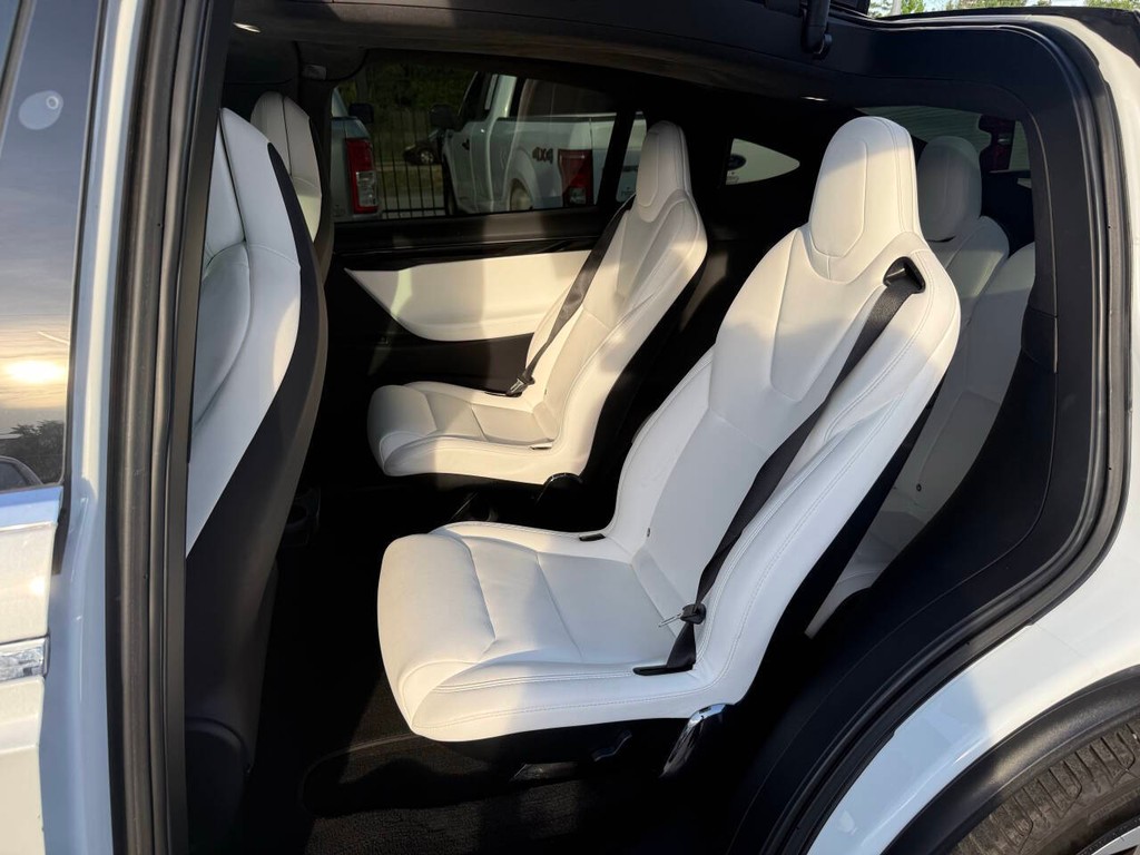 Tesla Model X Vehicle Full-screen Gallery Image 12
