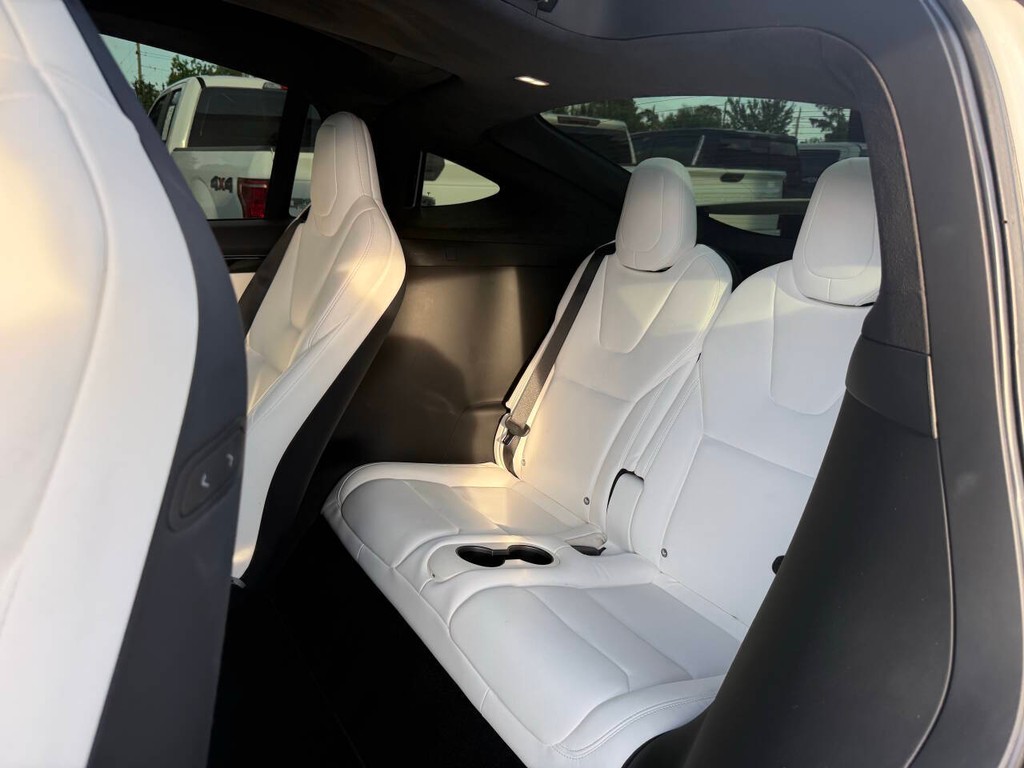 Tesla Model X Vehicle Full-screen Gallery Image 13