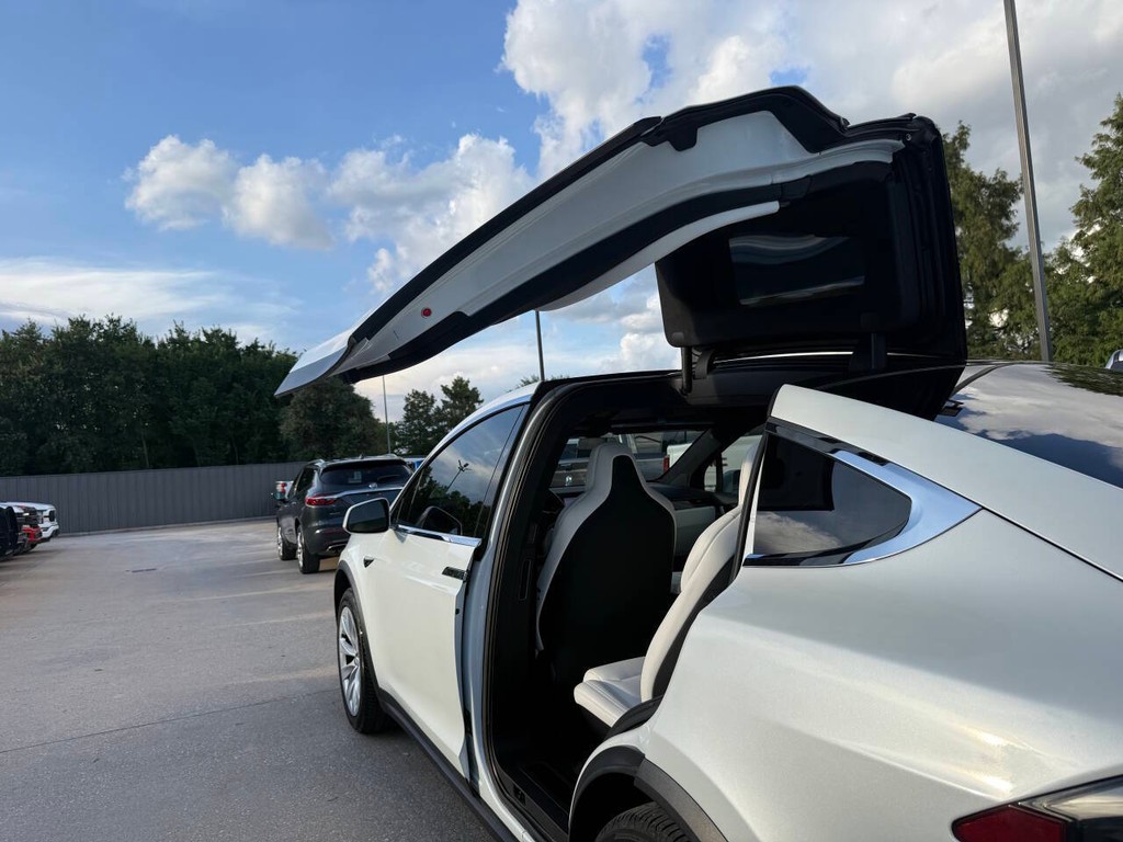 Tesla Model X Vehicle Full-screen Gallery Image 15