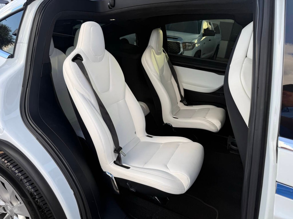 Tesla Model X Vehicle Full-screen Gallery Image 16