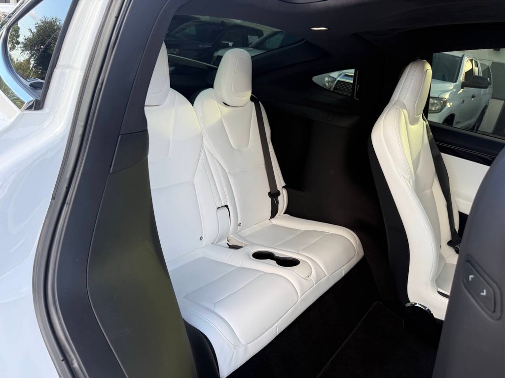 Tesla Model X Vehicle Full-screen Gallery Image 17
