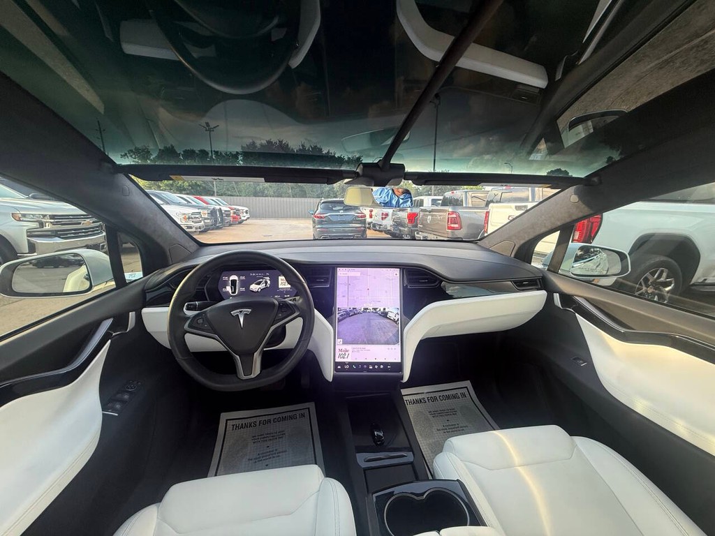 Tesla Model X Vehicle Full-screen Gallery Image 21