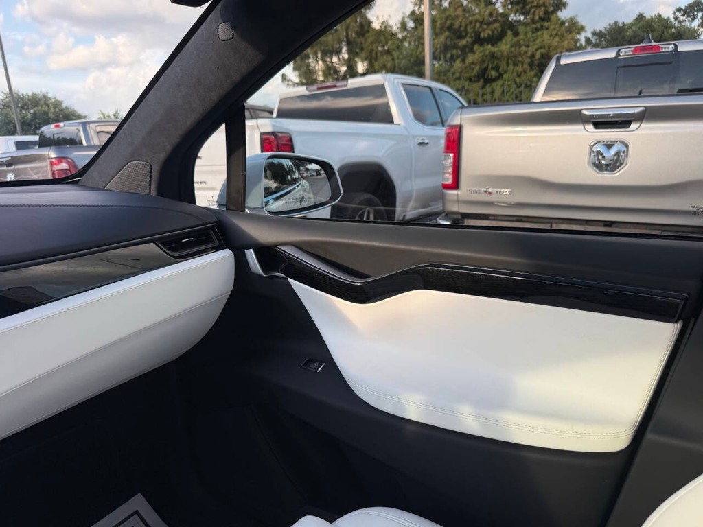 Tesla Model X Vehicle Full-screen Gallery Image 23