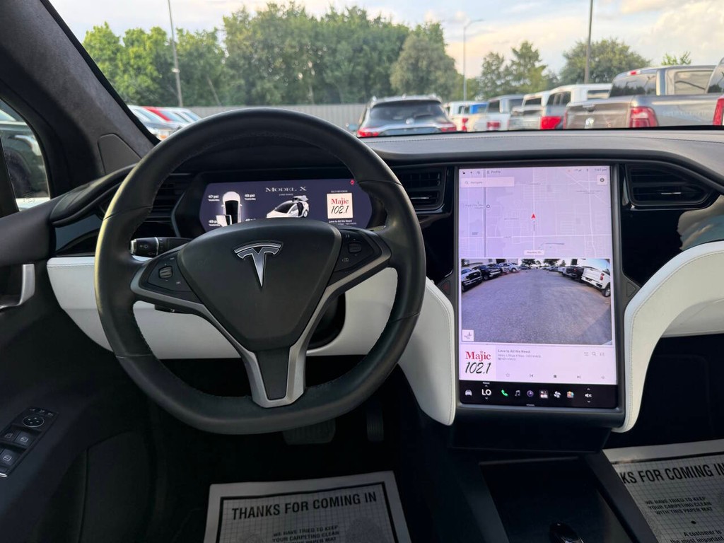 Tesla Model X Vehicle Full-screen Gallery Image 24