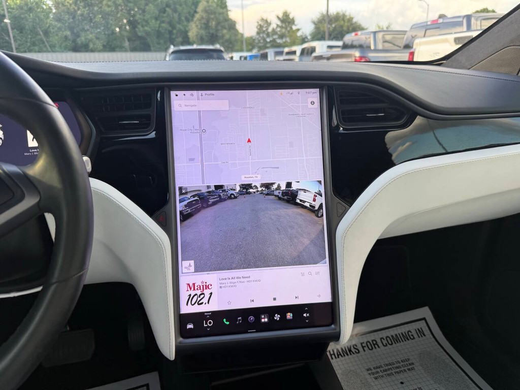 Tesla Model X Vehicle Full-screen Gallery Image 27