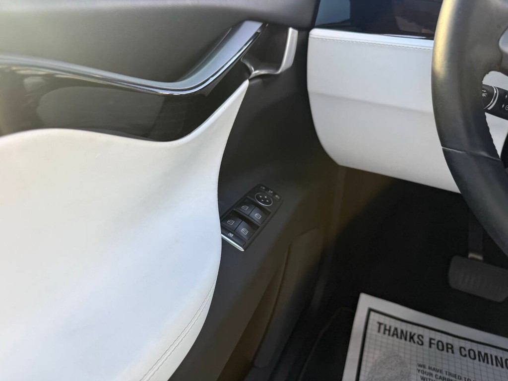 Tesla Model X Vehicle Full-screen Gallery Image 32