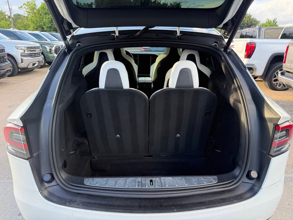 Tesla Model X Vehicle Full-screen Gallery Image 35