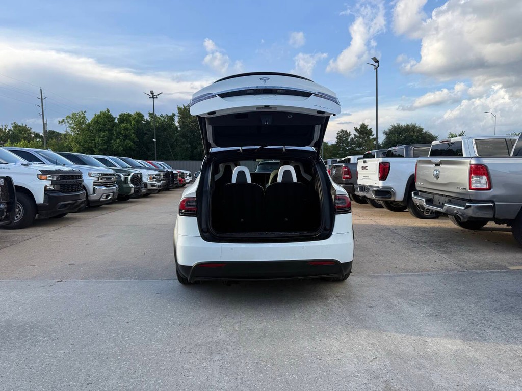 Tesla Model X Vehicle Full-screen Gallery Image 36