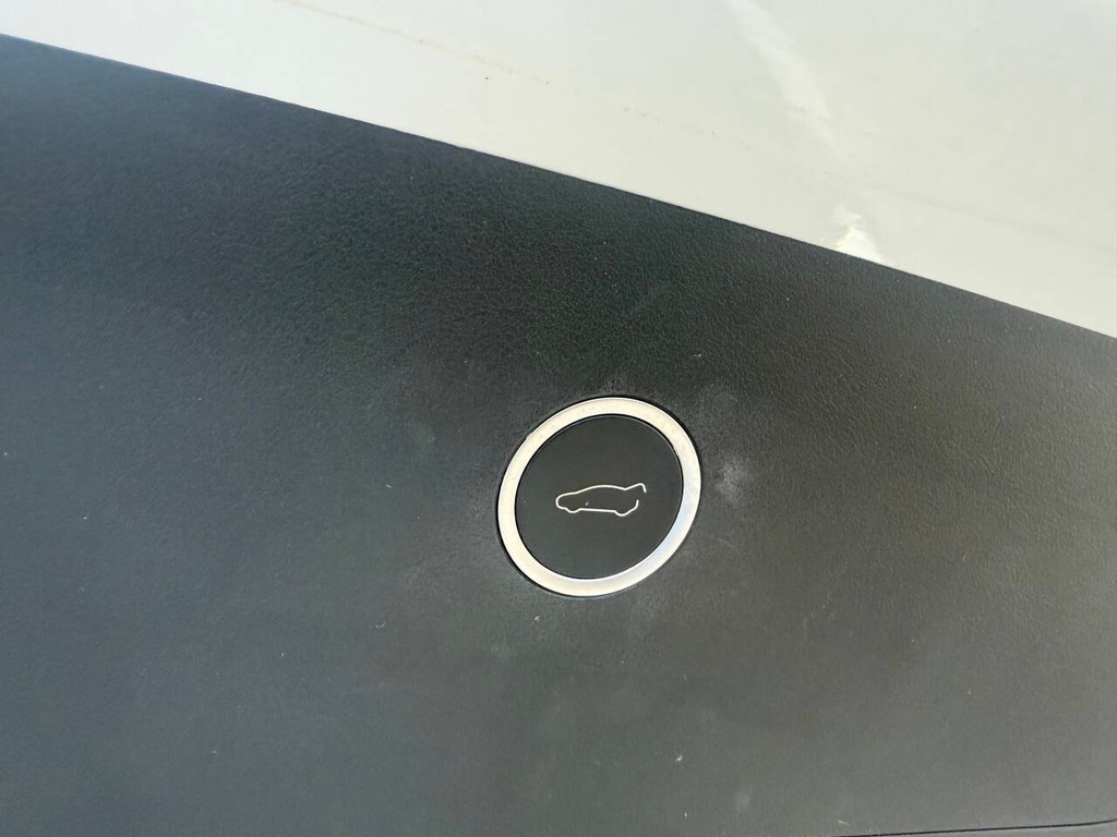 Tesla Model X Vehicle Full-screen Gallery Image 37