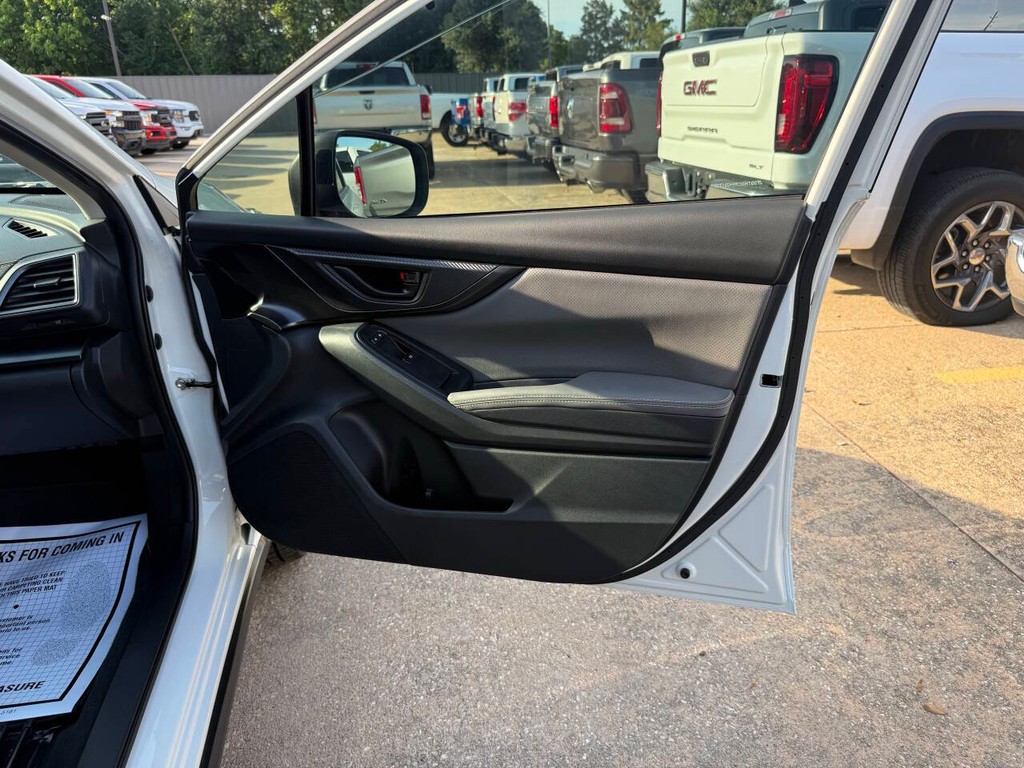 Subaru Crosstrek Vehicle Full-screen Gallery Image 11