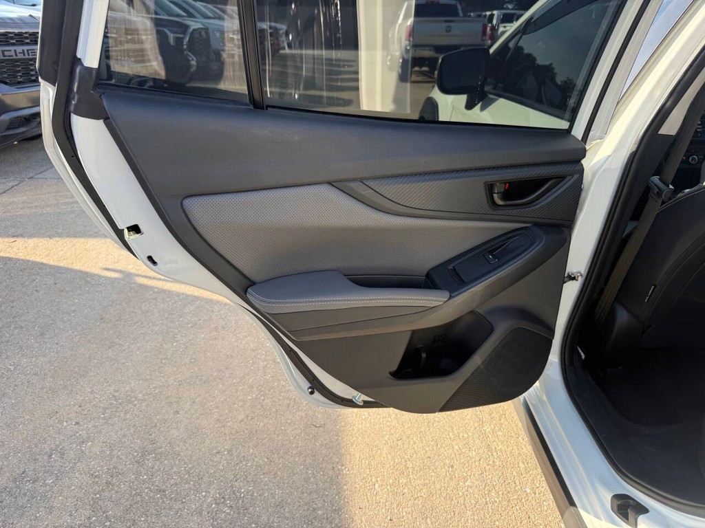 Subaru Crosstrek Vehicle Full-screen Gallery Image 14