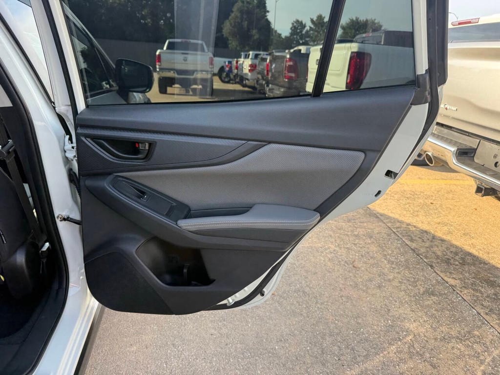 Subaru Crosstrek Vehicle Full-screen Gallery Image 16
