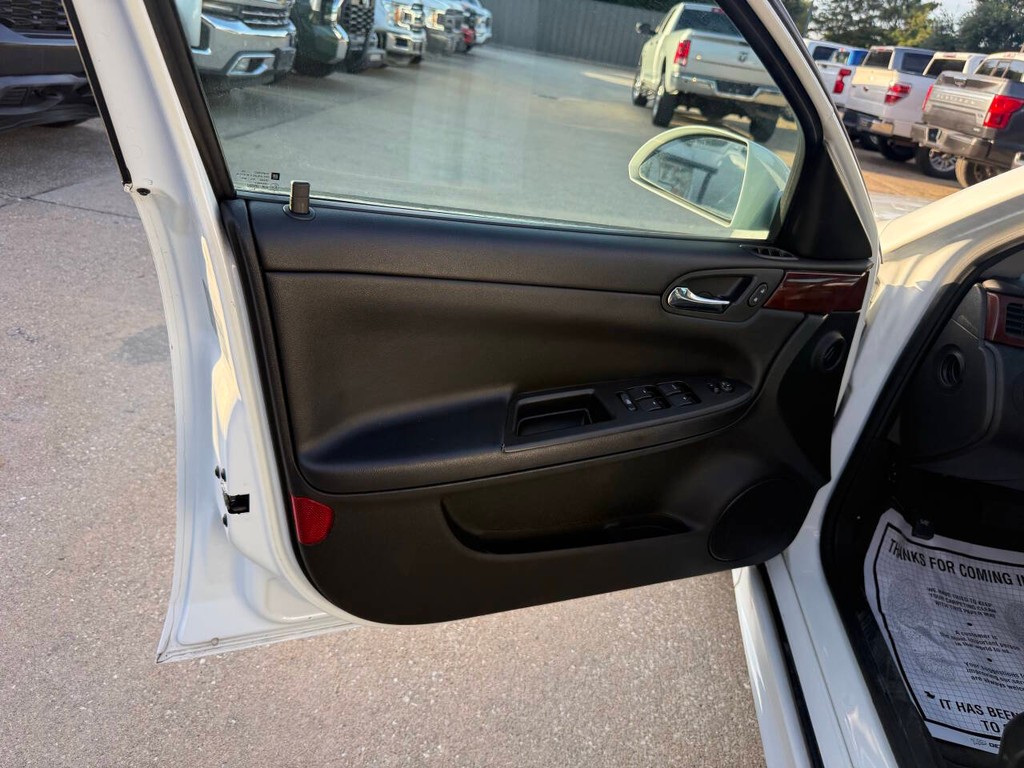 Chevrolet Impala Vehicle Full-screen Gallery Image 08
