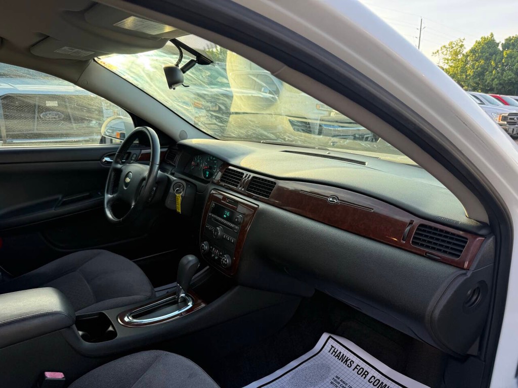 Chevrolet Impala Vehicle Full-screen Gallery Image 09