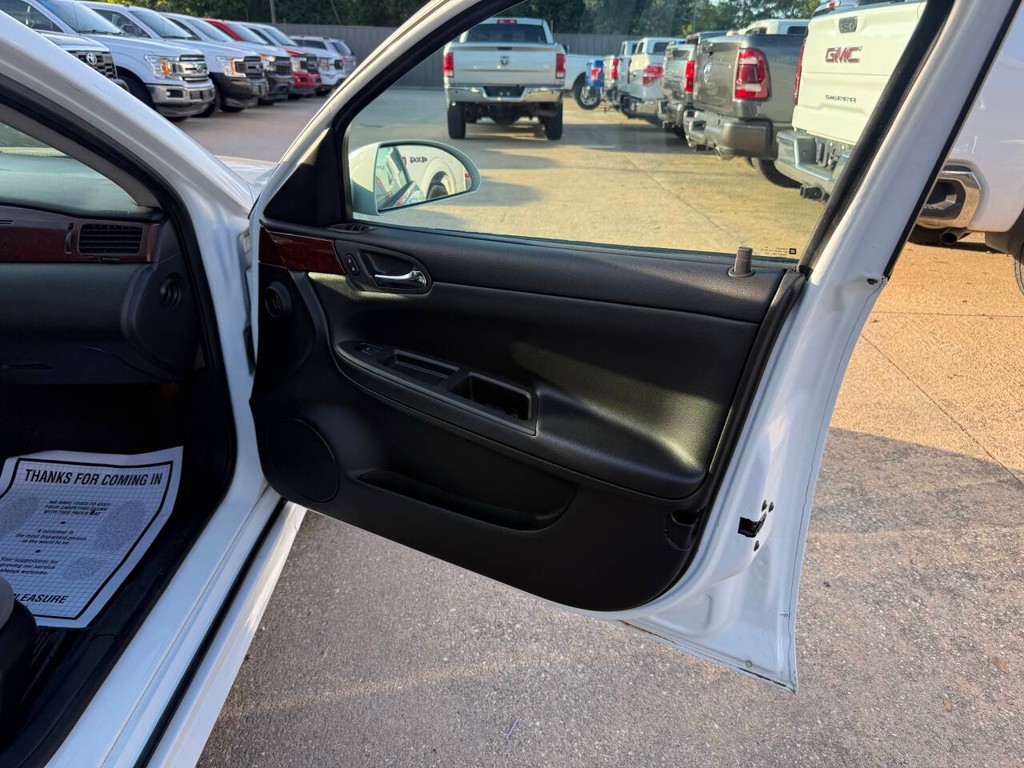 Chevrolet Impala Vehicle Full-screen Gallery Image 11