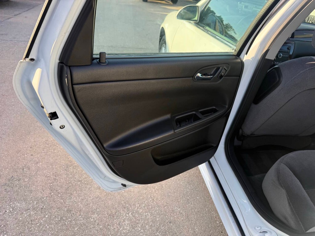 Chevrolet Impala Vehicle Full-screen Gallery Image 14