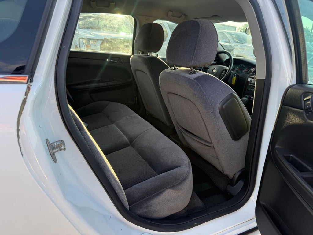 Chevrolet Impala Vehicle Full-screen Gallery Image 15