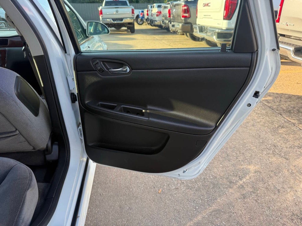 Chevrolet Impala Vehicle Full-screen Gallery Image 16
