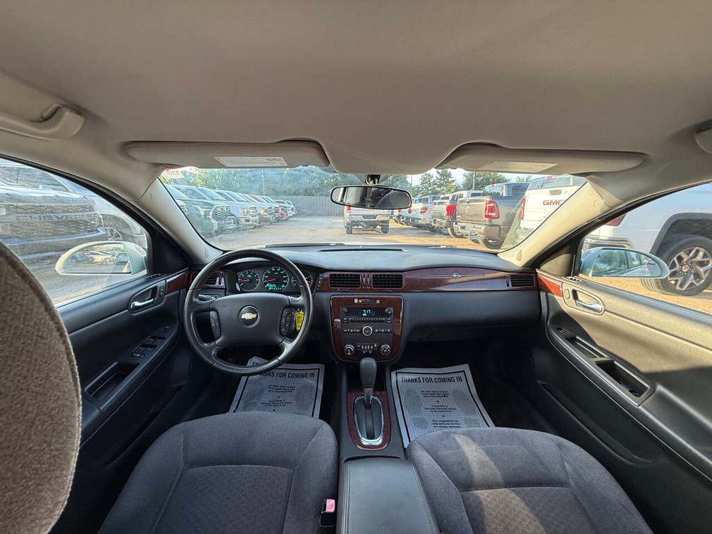 Chevrolet Impala Vehicle Full-screen Gallery Image 18
