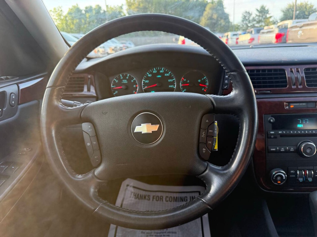 Chevrolet Impala Vehicle Full-screen Gallery Image 22