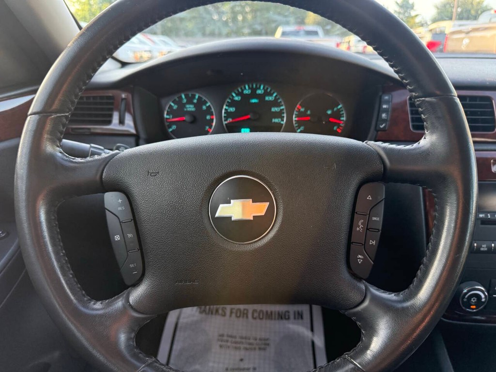 Chevrolet Impala Vehicle Full-screen Gallery Image 23