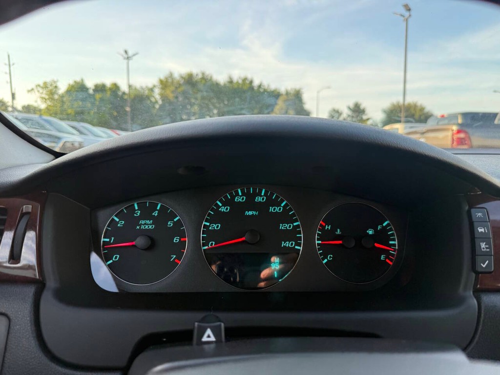Chevrolet Impala Vehicle Full-screen Gallery Image 29