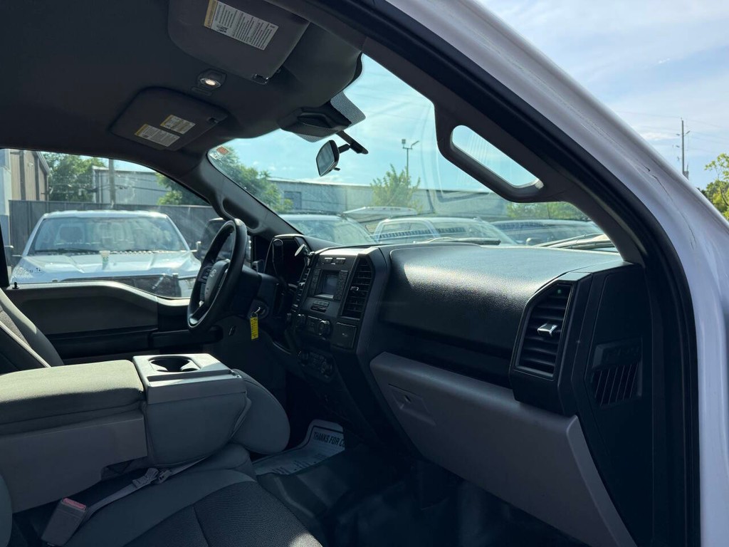 Ford F-150 Vehicle Full-screen Gallery Image 09