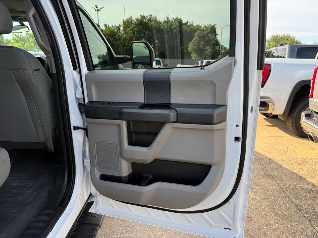 Ford F-150 Vehicle Full-screen Gallery Image 16