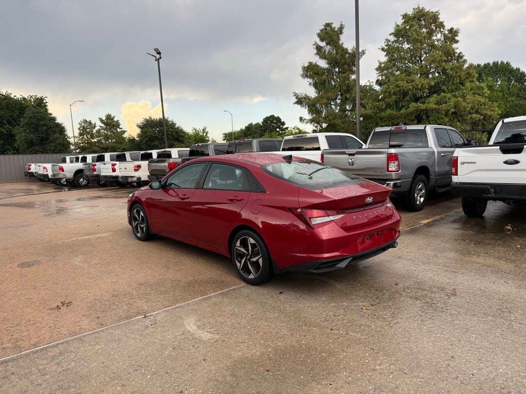 Hyundai Elantra Vehicle Full-screen Gallery Image 04