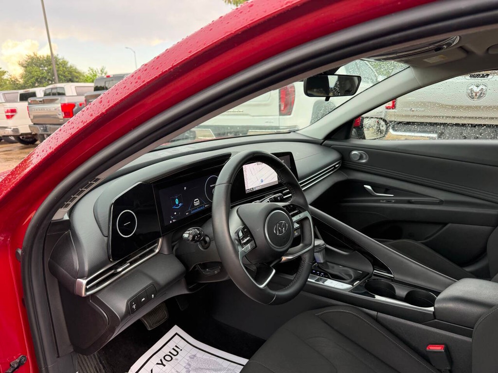 Hyundai Elantra Vehicle Full-screen Gallery Image 06