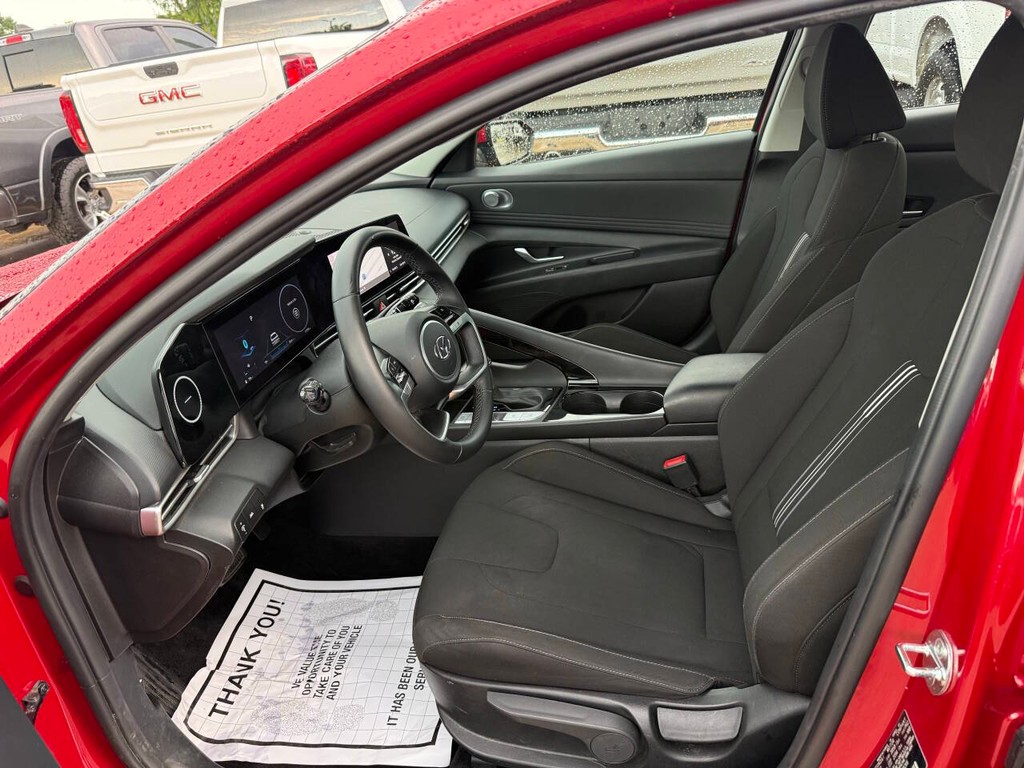 Hyundai Elantra Vehicle Full-screen Gallery Image 07