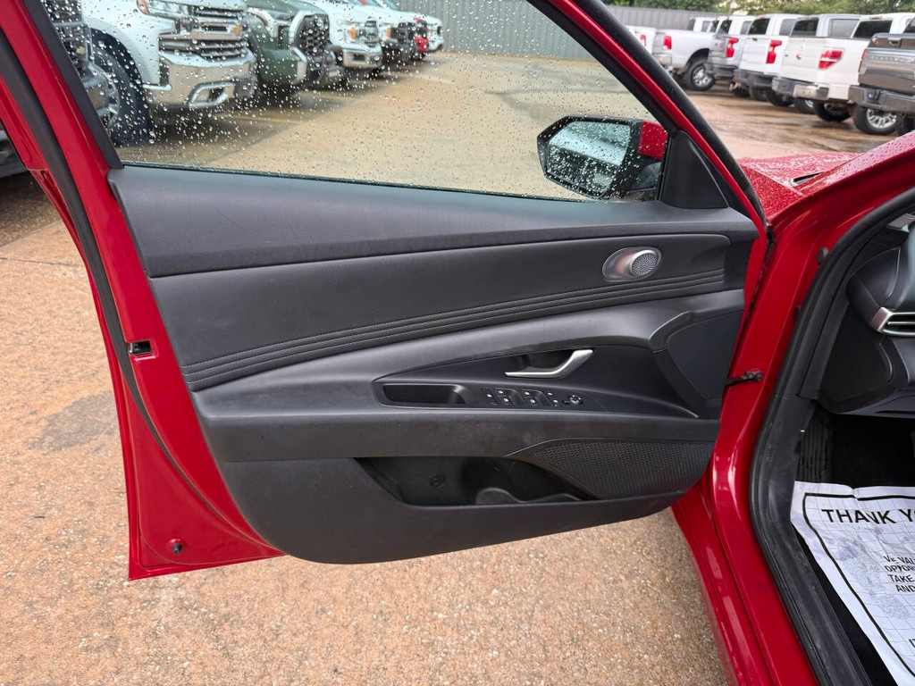 Hyundai Elantra Vehicle Full-screen Gallery Image 08